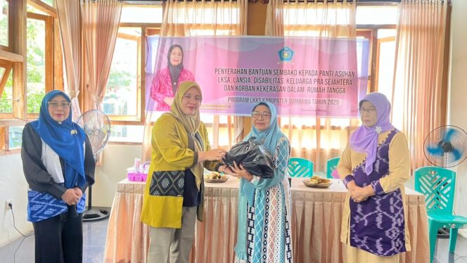 
 LKKS Sumbawa Salurkan Bantuan Sembako bagi Penyandang PMKS