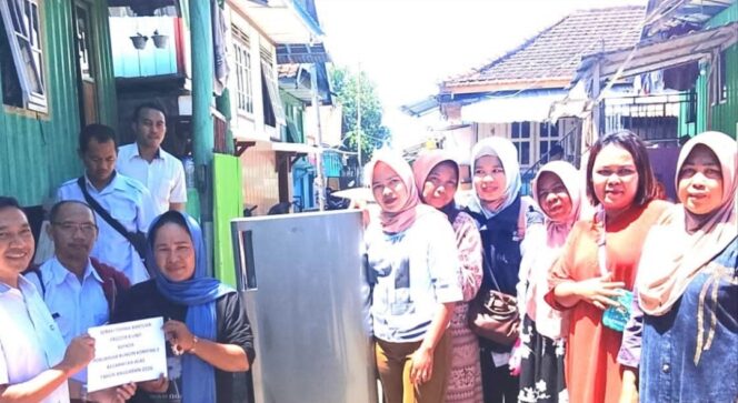 
 Dislutkan Sumbawa Serahkan Freezer untuk Poklahsar Pulau Bungin