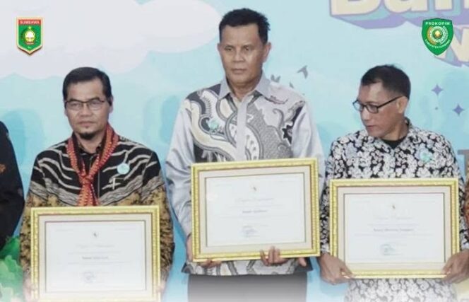
 Bupati Sumbawa Raih Penghargaan Revitalisasi Bahasa Daerah dari Kemendikdasmen