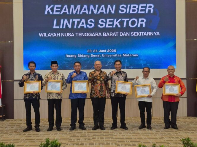
 Pemkab Sumbawa Terima Surat Tanda Registrasi TTIS dari Kepala BSSN