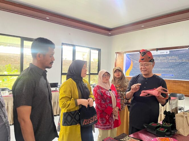 
 Jaga Identitas Daerah, Ketua Dekranasda Sumbawa Minta Pertahankan Motiv Asli Kre Alang